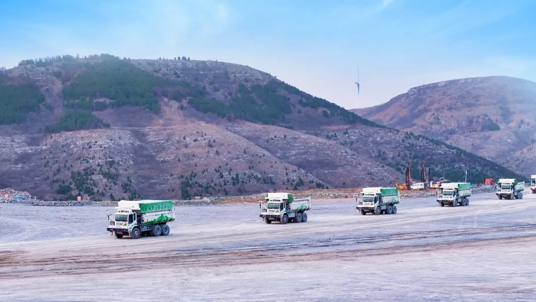 入选TOP100！宇通矿卡亮相“第十五届中国水泥产业峰会”，助力行业绿色智能转型！