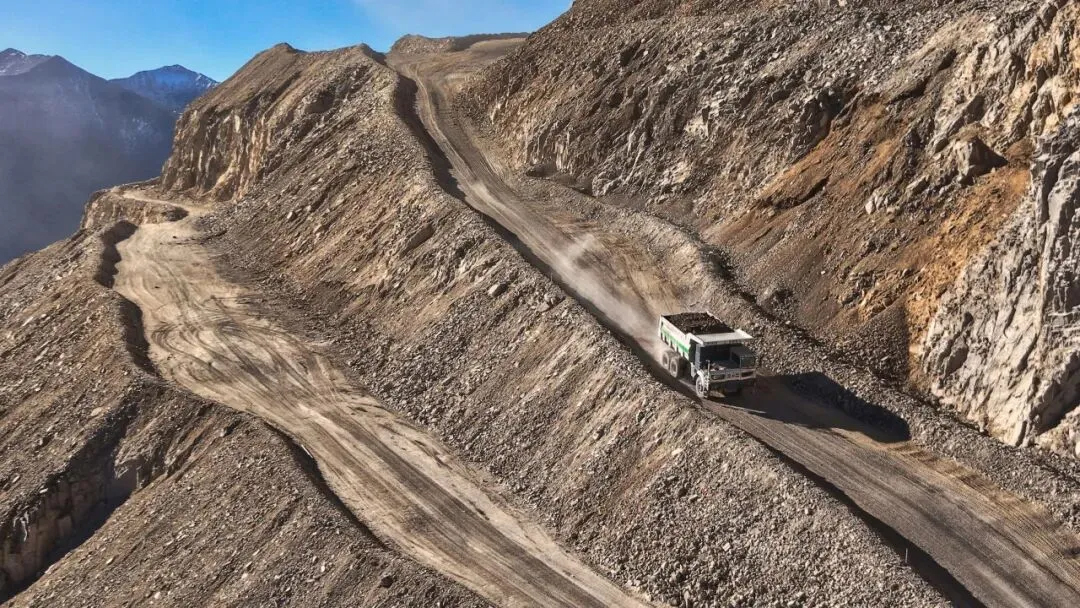 入选TOP100！宇通矿卡亮相“第十五届中国水泥产业峰会”，助力行业绿色智能转型！